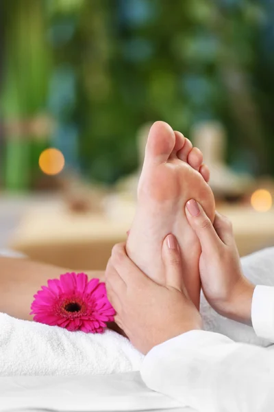 Mujer relajante con masaje en las piernas — Foto de Stock