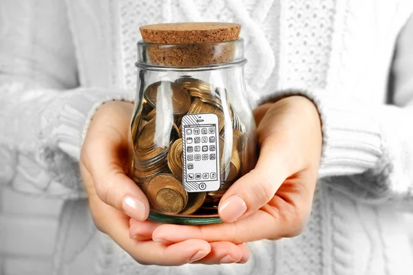 Mujer manos con dinero en frasco de vidrio — Foto de Stock