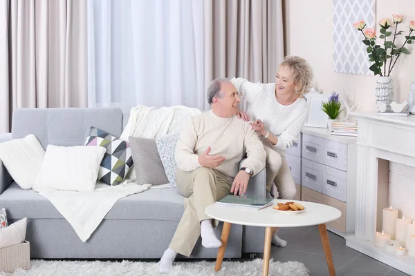 Feliz pareja madura en casa — Foto de Stock