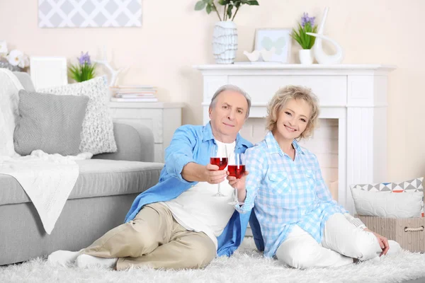 Pareja madura bebiendo vino juntos — Foto de Stock