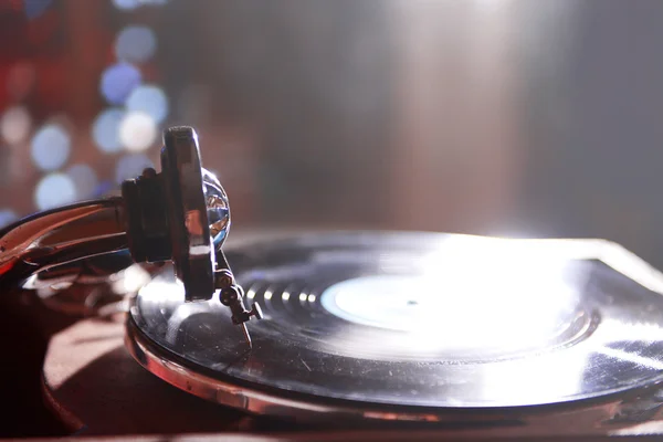 Draaitafel met vinyl record — Stockfoto