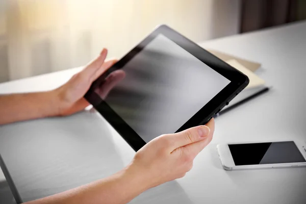 Mains en utilisant une tablette moderne — Photo