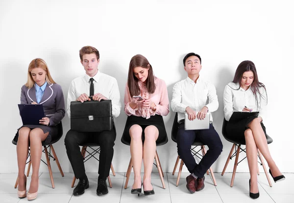 Personas sentadas en sillas — Foto de Stock