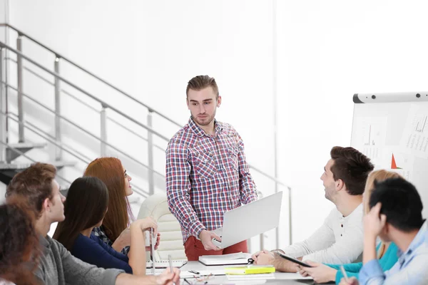 Reunión de negocios en la oficina — Foto de Stock