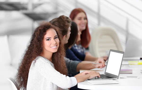 Jonge vrouw met krullend haar — Stockfoto