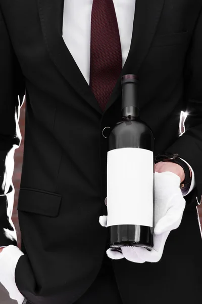 Man håller flaska rött vin — Stockfoto