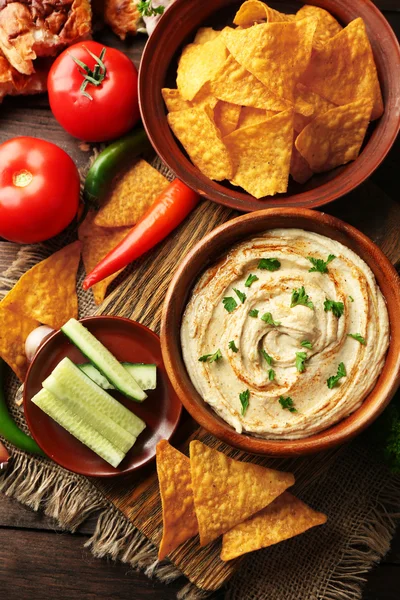 Tigela de madeira de hummus saboroso — Fotografia de Stock