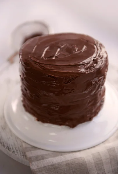 Pastel de chocolate en el plato — Foto de Stock