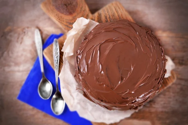 Chocoladetaart met twee lepels — Stockfoto