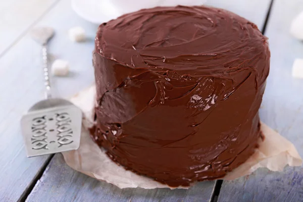 Pastel de chocolate con cuchilla —  Fotos de Stock