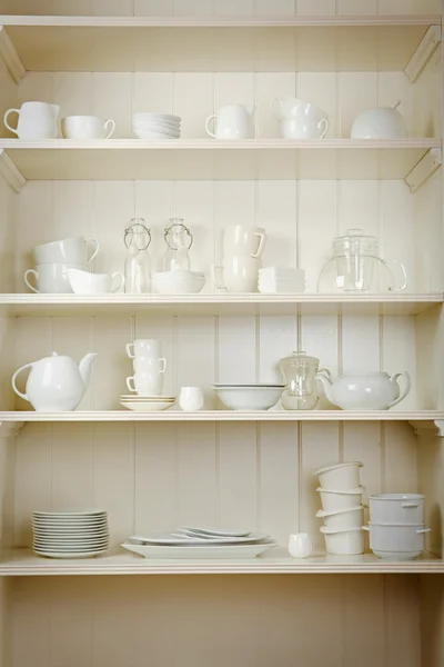 Platos en armario en cocina —  Fotos de Stock