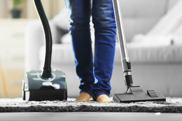 Wanita membersihkan karpet — Stok Foto