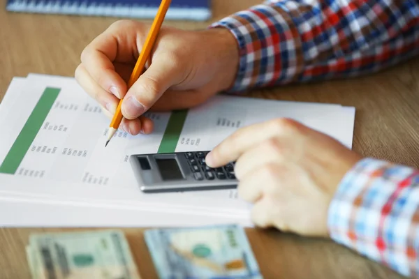 Man working on financial report — Stock Photo, Image