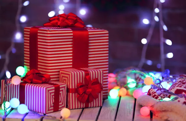 Caixas de presente de Natal e luzes — Fotografia de Stock