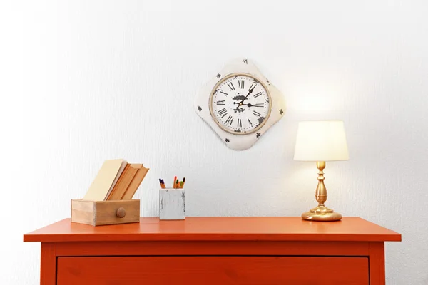 Intérieur de la chambre avec commode en bois rouge — Photo