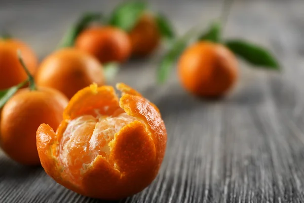 Mandarines fraîches aux feuilles — Photo