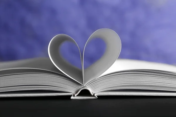 Fogli di libro curvi a forma di cuore — Foto Stock