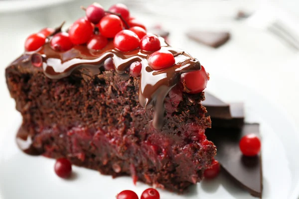 Stuk chocolade cake met veenbessen — Stockfoto