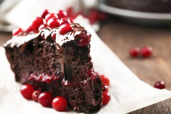 Kus čokoládového dortu s brusinkami — Stock fotografie
