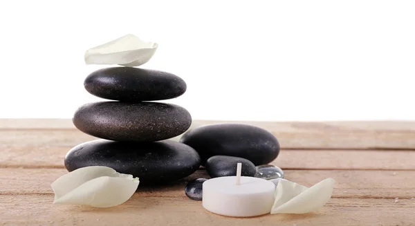 Wellness-Steine mit weißen Blütenblättern — Stockfoto