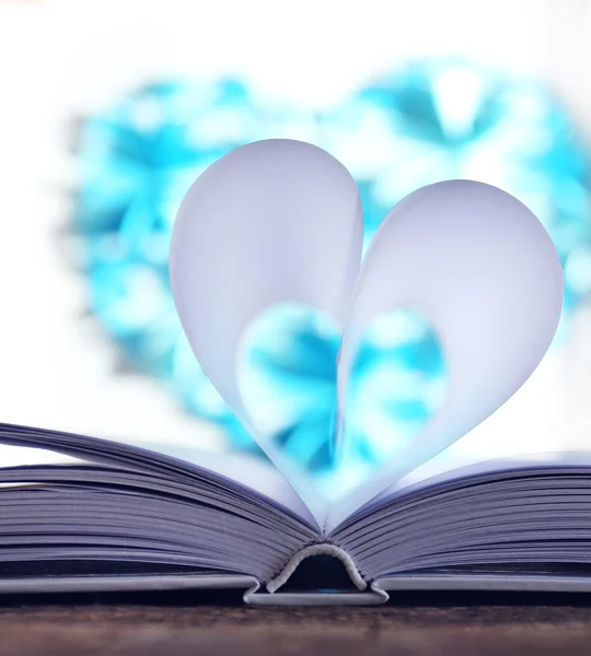 Corazón de páginas de libros —  Fotos de Stock