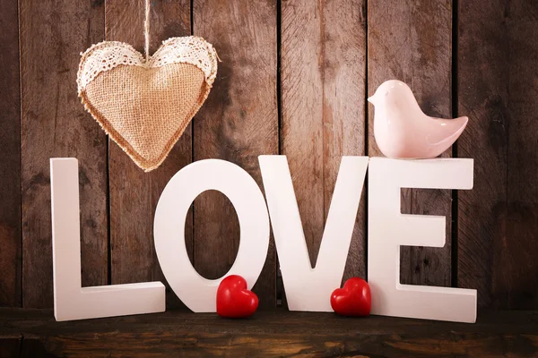 Sevgi sözcüğü ile mektup ve kalpler — Stok fotoğraf