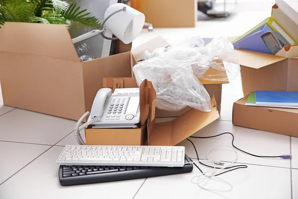 Unpacking cardboard boxes — Stock Photo, Image