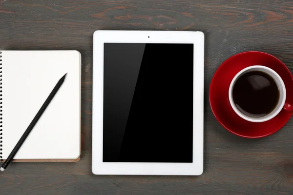 Tablette numérique avec tasse de café et ordinateur portable — Photo