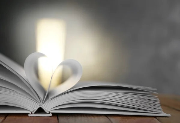 Folhas de livro curvadas em forma de coração — Fotografia de Stock