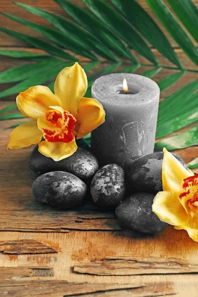 Wellness stenen met prachtige bloemen — Stockfoto