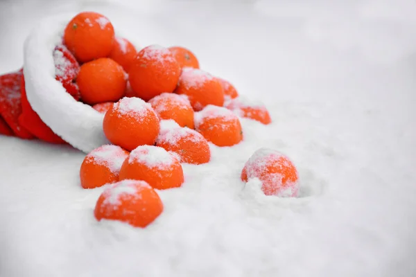 Tangerines in Santa Clause hat — Stock Photo, Image