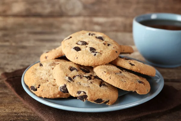 Mavi plaka üzerinde çikolatalı kurabiye 