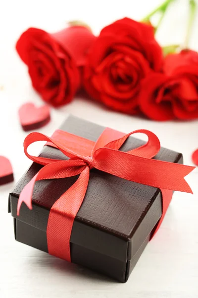 Caja de regalo, flores de rosas y corazones decorativos — Foto de Stock