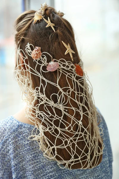Γυναίκα, με κόμμωση στυλ στη θάλασσα — Φωτογραφία Αρχείου