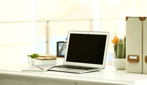 Laptop på bordet på kontoret — Stockfoto