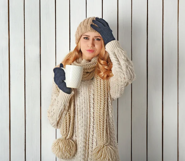 Retrato de inverno de jovem loira — Fotografia de Stock