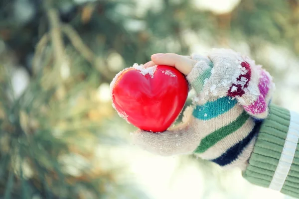 Donna mano tenendo il cuore rosso — Foto Stock