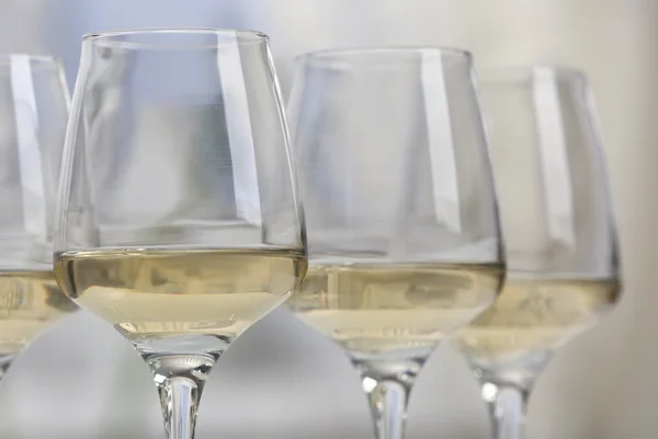 Бокалы белого вина — стоковое фото