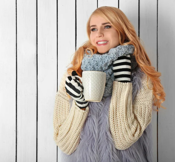Vinter porträtt av ung blond kvinna — Stockfoto