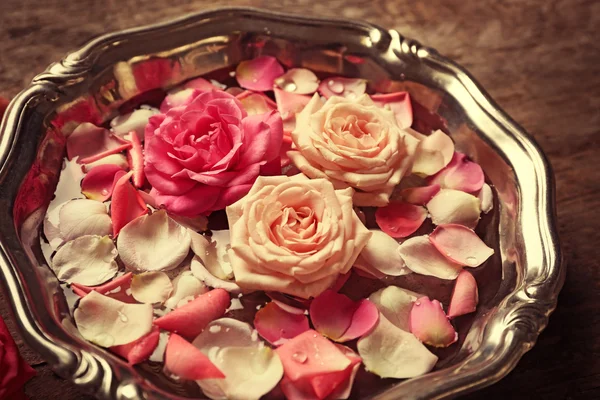 Rosa y amarillo pétalos de rosa en tazón de plata —  Fotos de Stock