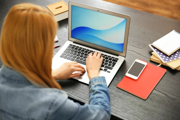 Vrouw werkt aan een laptop — Stockfoto