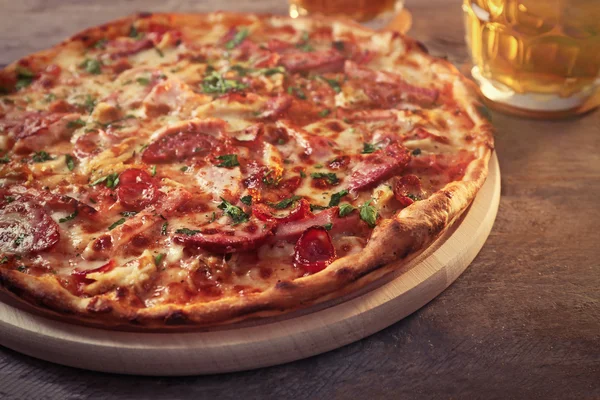 Heerlijke pizza en bier glazen — Stockfoto