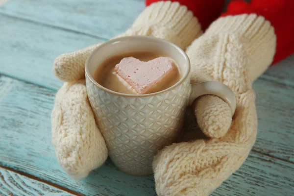 Mani in guanti che tengono la tazza — Foto Stock