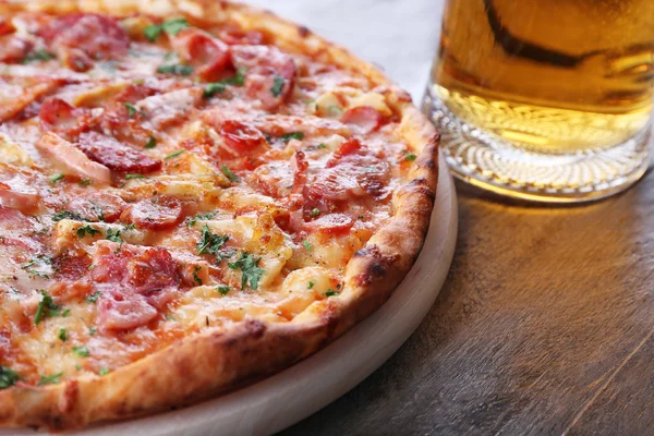 Lekkere pizza en bier glas — Stockfoto