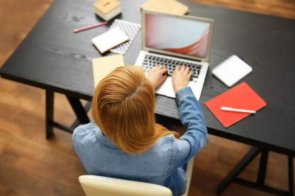 Frau arbeitet am Laptop — Stockfoto