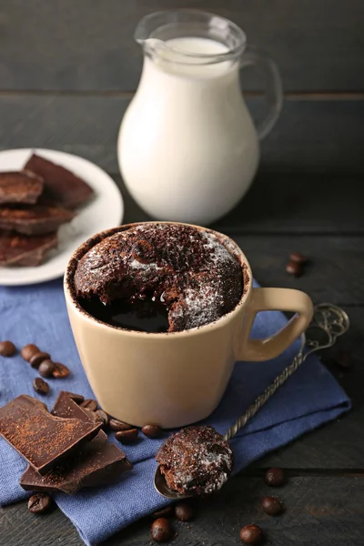 Schokolade Fondant Kuchen in Tasse auf Holz Hintergrund — Stockfoto