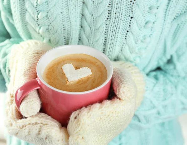 Руки в держании кубка — стоковое фото