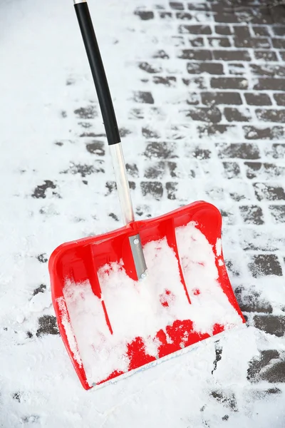 Pá de plástico vermelho — Fotografia de Stock