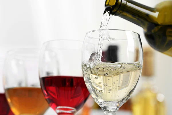 Białe wino leje do okularów, zbliżenie — Zdjęcie stockowe