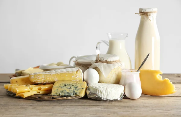 Conjunto de produtos lácteos frescos em mesa de madeira, sobre fundo branco — Fotografia de Stock